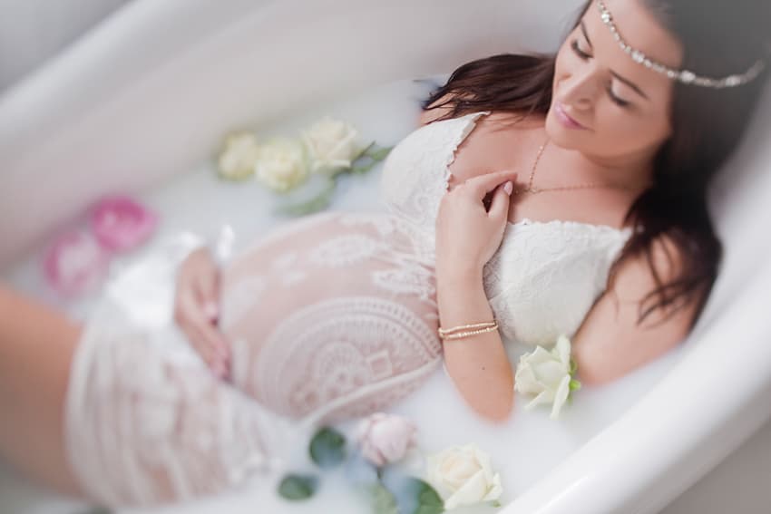 Natalia – sesja ciążowa w studio oraz sesja “milk bath”